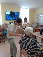Stříhání a česání v domově seniorů