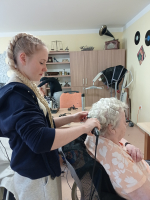 Stříhání a česání v domově seniorů