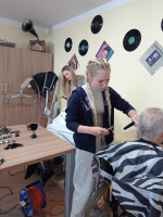 Stříhání a česání v domově seniorů