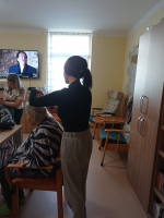 Stříhání a česání v domově seniorů