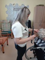 Stříhání a česání v domově seniorů