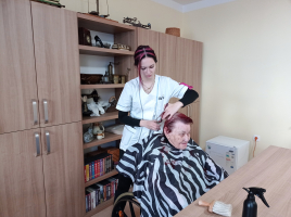 Dárek k MDŽ klientkám domova Jistoty