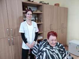 Dárek k MDŽ klientkám domova Jistoty