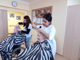 Dárek k MDŽ klientkám domova Jistoty