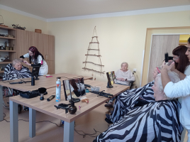 Dárek k MDŽ klientkám domova Jistoty