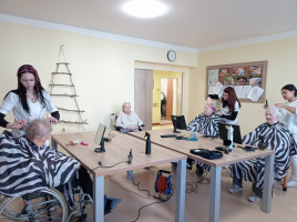 Dárek k MDŽ klientkám domova Jistoty