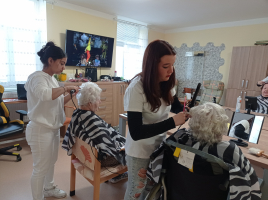 Dárek k MDŽ klientkám domova Jistoty