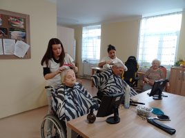 Dárek k MDŽ klientkám domova Jistoty