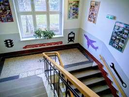 Barevné piktogramy proměnily schodiště Střední školy Bohumín