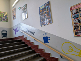 Barevné piktogramy proměnily schodiště Střední školy Bohumín