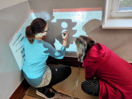 Barevné piktogramy proměnily schodiště Střední školy Bohumín