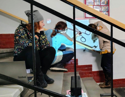 Barevné piktogramy proměnily schodiště Střední školy Bohumín