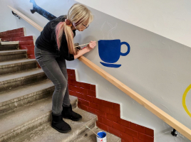 Barevné piktogramy proměnily schodiště Střední školy Bohumín