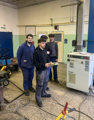 Naši elektrikáři pracují s průmyslovým robotem