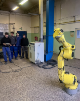 Naši elektrikáři pracují s průmyslovým robotem