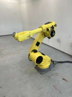 Naši elektrikáři pracují s průmyslovým robotem
