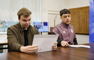 Předání certifikátů z pobytu s projektem Erasmus+
