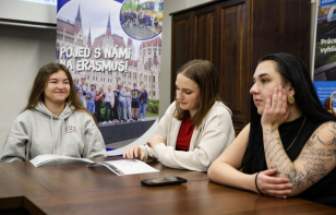 Předání certifikátů z pobytu s projektem Erasmus+
