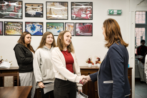Předání certifikátů z pobytu s projektem Erasmus+