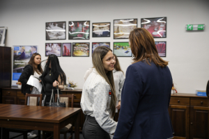 Předání certifikátů z pobytu s projektem Erasmus+