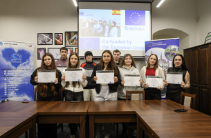 Předání certifikátů z pobytu s projektem Erasmus+