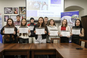 Předání certifikátů z pobytu s projektem Erasmus+