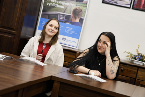 Předání certifikátů z pobytu s projektem Erasmus+